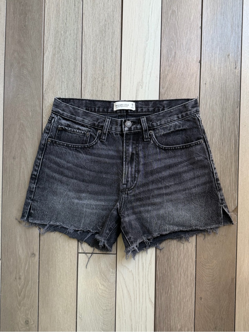 Abercrombie & Fitch Mid Rise Boyfriend Short - Picture 3 of 9
